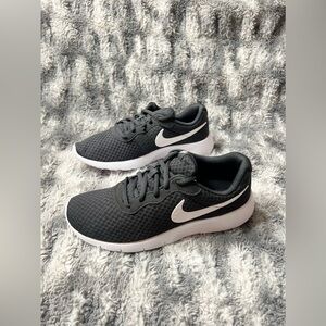 257: Nike Tanjun (GS) Black /White